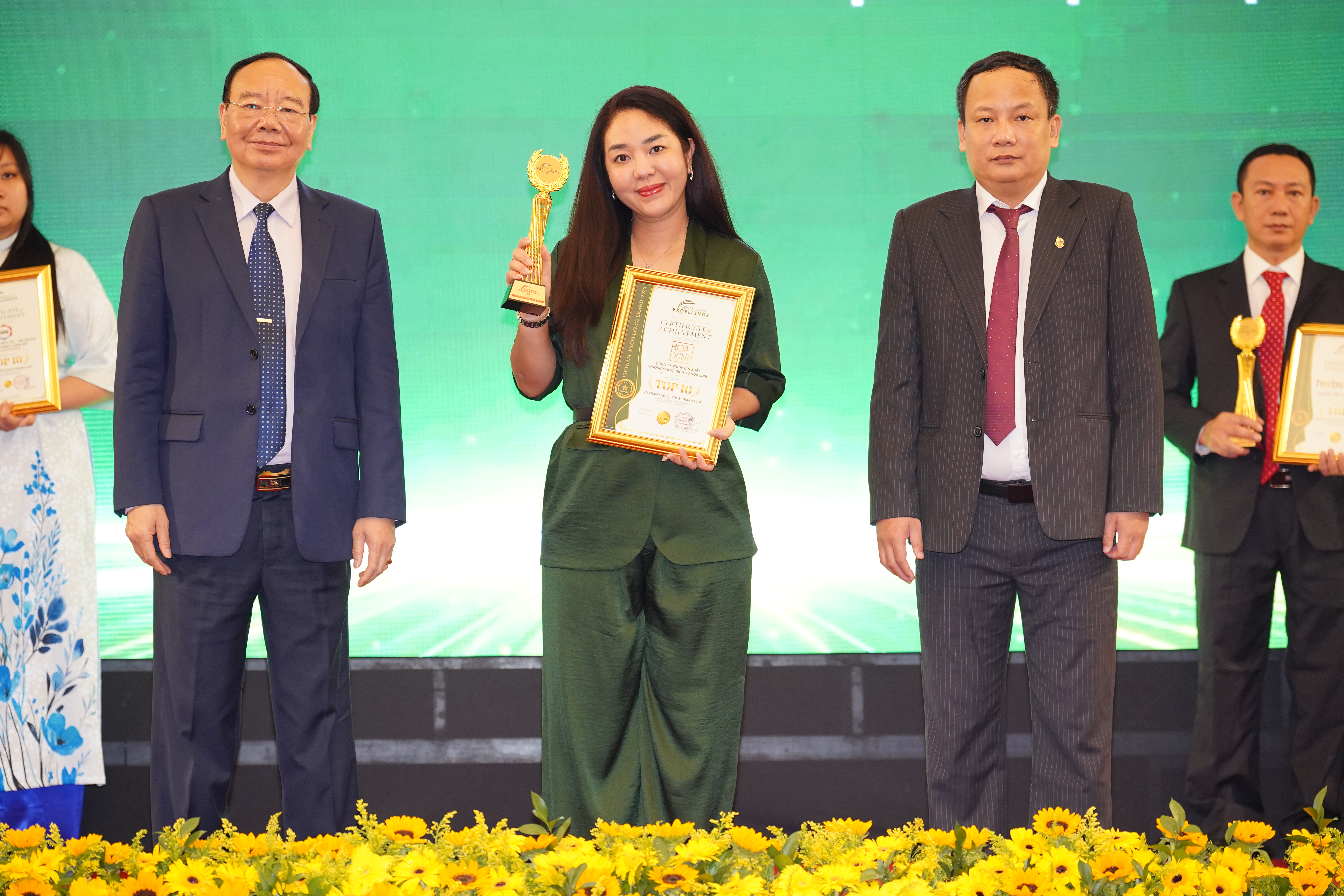 Hệ sinh thái Hoa Xinh Group ghi dấu với hai giải thưởng, mở rộng năng lực từ thương hiệu đến hệ sinh thái 